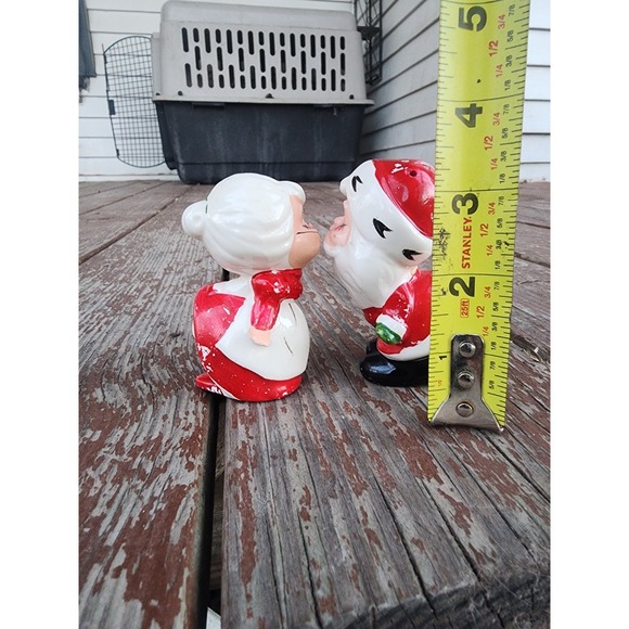 Vintage Japan Ceramic Mr. And Mrs. Claus Kissing Salt And Pepper Shakers 2 Pc - Picture 8 of 9
